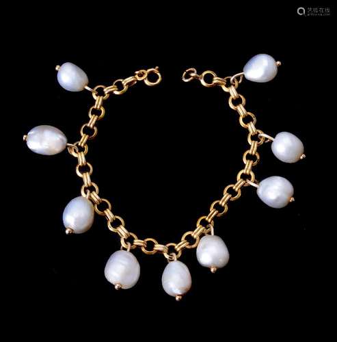 A natural pearl bracelet