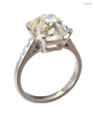 Ω A single stone diamond ring