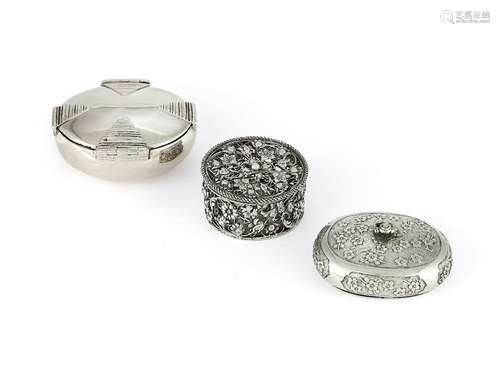 A late 17th century silver filigree patch or pouncet box