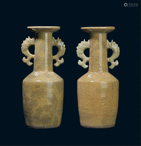 南宋 南宋早期黄釉龙泉窑双摩羯耳瓶 （一对）
