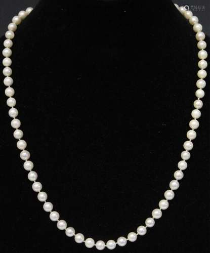 LADY'S PEARL NECKLACE W/ 14KT WHITE GOLD CLASP