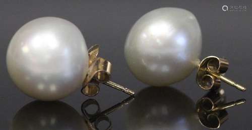 PAIR OF SOUTH SEA CULTURED PEARL EARRINGS, 18KT