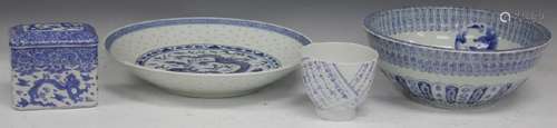 LOT OF (4) CHINESE BLUE & WHITE POTTERY PIECES