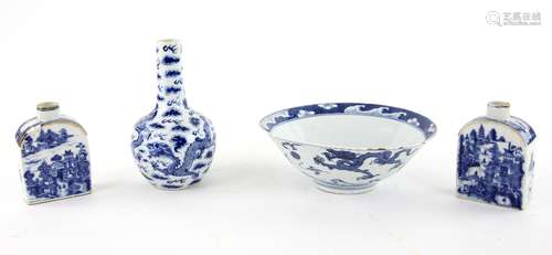 Four pieces of Chinese blue and white porcelain, comprising: a bowl decorated with three dragons and