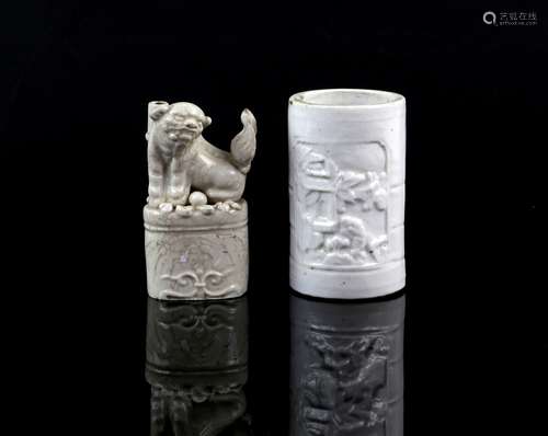 A blue monochrome vase, decorated on the exterior with a coiled dragon, 20 cm high, Qianlong six-