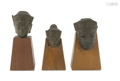 THREE HEADS IN COATED STONE, THAILAND 20TH CENTURY