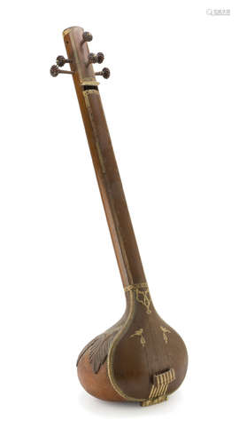 ORIENTAL MAHOGANY SITAR, INDIA EARLY 20TH CENTURY body sculpted to leaves, finishes and inlays in