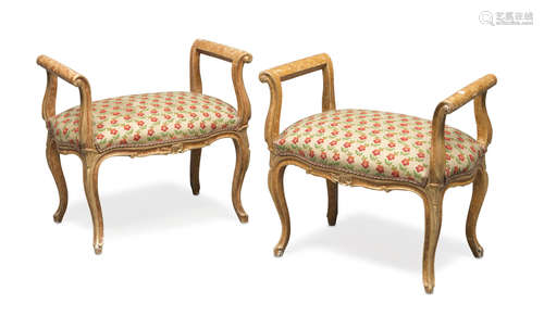 A PAIR OF SMALL BENCHES IN LACQUERED WOOD, 19TH CENTURY with gilded finishes, dolphin arms and