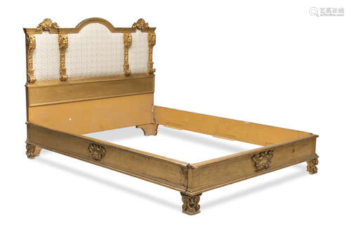 GILTWOOD BED, PERIOD NAPOLEON III scores sculpted to rows of campanulas and leaves. Measures cm. 126