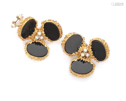 BEAUTIFUL EARRINGS in yellow gold 18 kts., decorated with three oval onyx stones and central