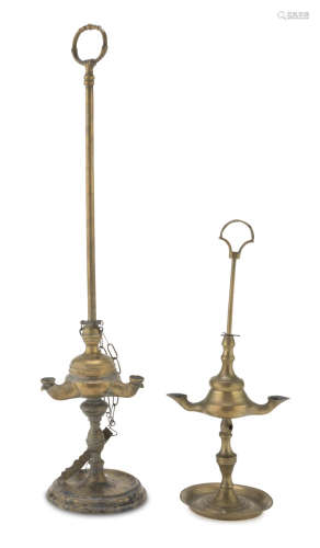 TWO FLORENTINE OIL LAMPS IN BRASS, 19TH CENTURY of three and two flames, with round bases. Maximum