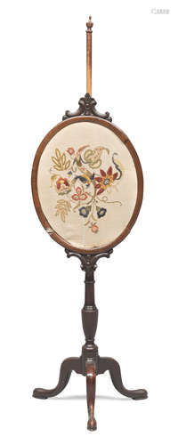 FIRE SCREEN IN MAHAGONY, 19TH CENTURY oval shape, with small tapestry embroidered with flowers.