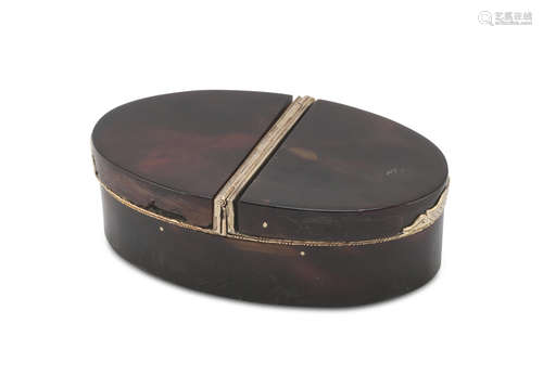 SNUFFBOX IN TURTLE, 18TH CENTURY of oval shape, with double compartment and finishes in gold.