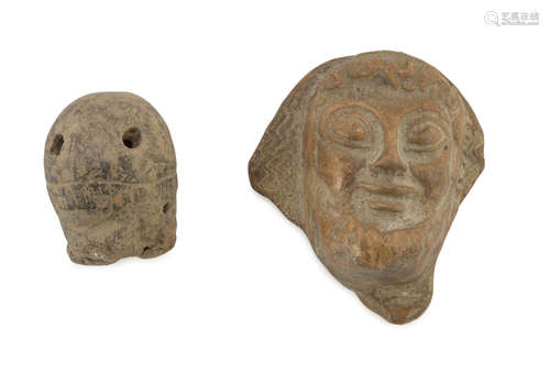 CLAY ITEMS, 20TH CENTURY in orange clay, a head of archaic style and a fusiform element. h. cm. 5.