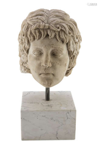 HEAD IN WHITE STATUARY MARBLE, LATE 19TH CENTURY representing young Roman. Recent base in veined
