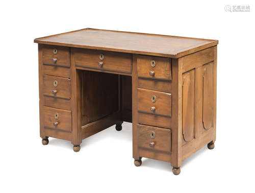 WRITING DESK IN WALNUT, 19TH CENTURY front with seven drawers, with turned knobs. Sides and back