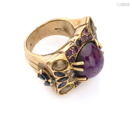 RING in yellow gold 18 kts., of geometric design, with central cabochon cut ruby and contour of