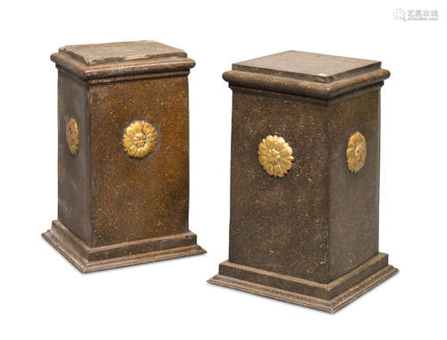 A PAIR OF BASES IN LACQUERED WOOD, 20TH CENTURY ground in faux porphyry and applied gilded daisy.