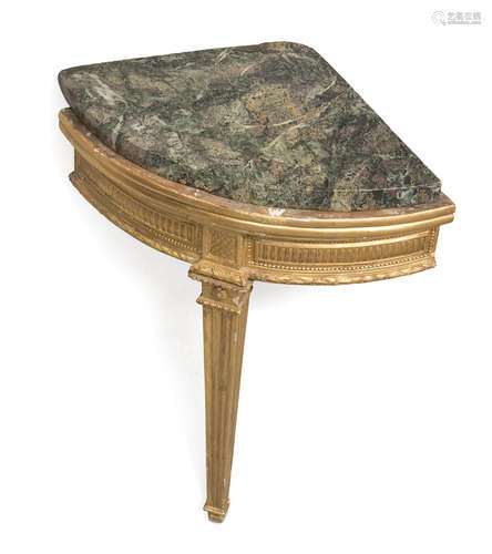 CORNER CONSOLE IN GILTWOOD, LATE 18TH CENTURY with top in green breach of Egypt and front with