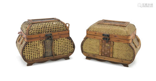 A PAIR OF TRIP BASKETS IN STRAW AND RATTAN, CHINA 20TH CENTURY with handles and finishes in