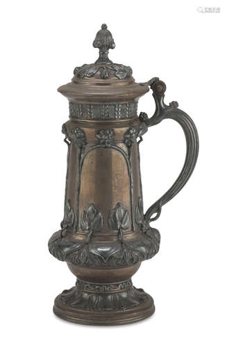 BEAUTIFUL SILVER-PLATED TANKARD, EARLY 20TH CENTURY body embossed with vegetal motifs of Art Nouveau