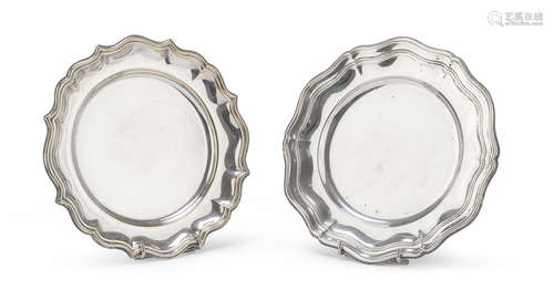 Two Silver-plated Saucers, 20TH CENTURY round shape with moved edge. Diameter cm. 22. DUE PIATTINI