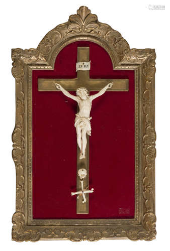 CRUCIFIX IN IVORY, 19TH CENTURY with wooden cross and giltwood frame with vegetal motifs. Measures