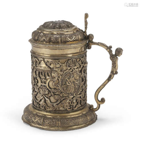 SPLENDID TANKARD IN GILDED SILVER, GERMANY 18TH CENTURY entirely chiseled to scrolls, leaves and