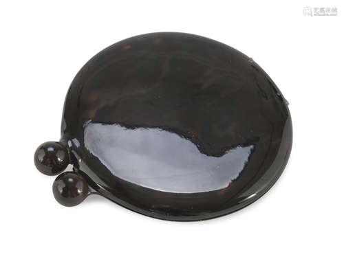 TROUSSE, 20TH CENTURY in turtle of round shape, with finishes in metal. Diameter cm. 11,5.