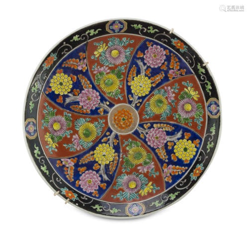 PORCELAIN DISH IN POLYCHROME ENAMELS, JAPAN 20TH CENTURY decorated with fantasies of chrysanthemums,