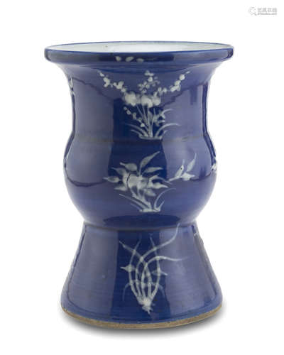 PORCELAIN VASE, CHINA 20TH CENTURY decorated with vegetal compositions on blue ground. Measures