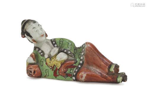 RATTLE IN POLYCHROME ENAMELLED PORCELAIN, CHINA EARLY 20TH CENTURY representing maternity.