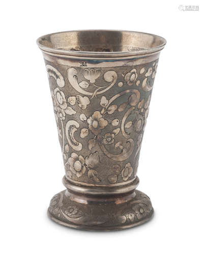 SMALL VASE IN SILVER, PUNCH MOSCOW 1869 body embossed with vegetal motifs. Title 875/1000.