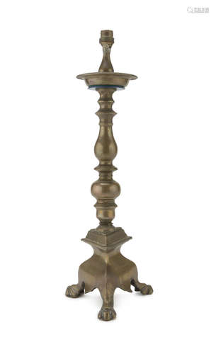 CANDLESTICK IN ORMOLU, LATE 18TH CENTURY cylindrical shaft and base with claw feet. h. cm. 43