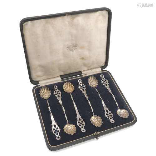 SIX TEASPOONS IN SILVER, PUNCH VARESE 1872/1933 with gilded shell bowls and twisted pierced handles.