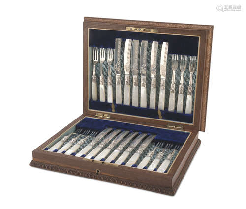 FISH CUTLERY SET IN SILVER, PUNCH SHEFFIELD 1906 with handles in nacre and chiseled finishes.