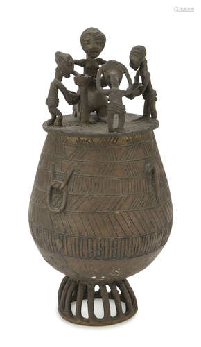 CONTAINER IN BRONZE WITH BURNISHED PATINA, AFRICA 20TH CENTURY decorated with engravings of