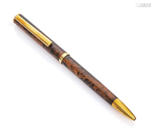 BALLPOINT PEN of brown color with fumé fantasy and finishes in gilded metal. Length cm. 15. PENNA