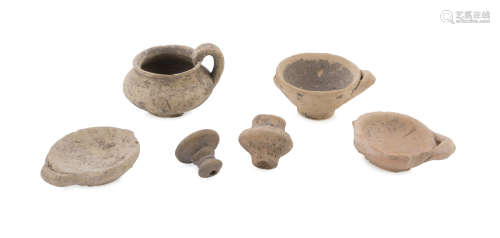FIVE MINIATURE VASES, 5th-4th CENTURY B.C. in clay. Entire. Cm heights. 4 to cm. 1,5. The find is