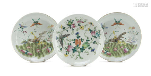 THREE PORCELAIN DISHES IN POLYCHROME ENAMELS, CHINA LATE 19TH, EARLY 20TH CENTURY decorated with