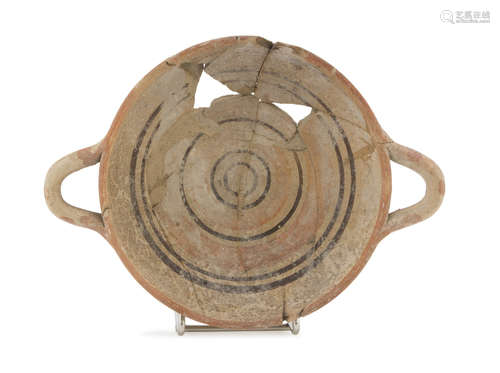 KYLIX, 5TH CENTURY B.C. in beige clay, bowl decorated in brown and red. Damaged Measures cm. 4 x 20.