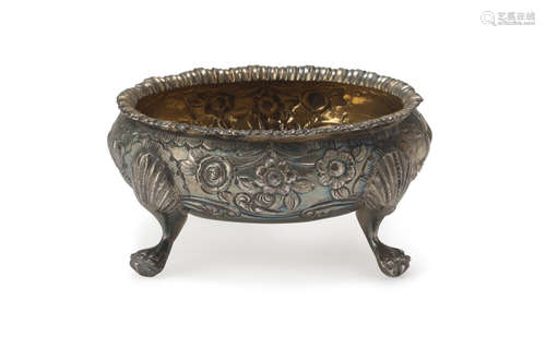 SALTCELLAR IN SILVER, PUNCH LONDON 1824 of oval shape, body embossed with floral motifs. Claw