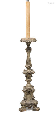 CANDLESTICK IN SILVER-PLATED WOOD, ROME 18TH CENTURY carved to leaves and scrolls. Triangular plinth