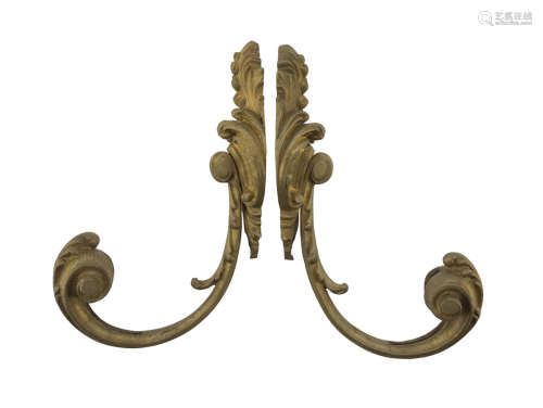 A PAIR OF ORMOLU CURTAIN RODS, LATE 18TH CENTURY with leafy arm. Measures cm. 23 x 7 x 16. COPPIA DI