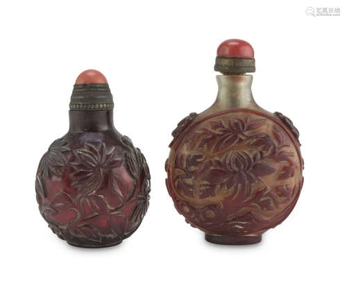 TWO LARGE SNUFF BOTTLE IN GLASS, CHINA 20TH CENTURY decorated with peonies and blooming lotus.