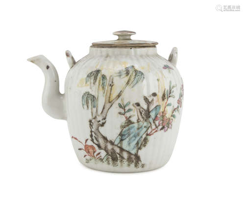 SMALL TEAPOT IN POLYCHROME ENAMELLED PORCELAIN, CHINA 20TH CENTURY decorated with birds, waves and