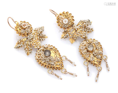 EARRINGS BORBONIC STYLE in yellow gold 18 kts., with mobile pending bodies embellished with