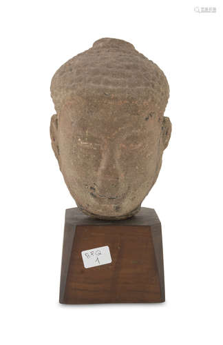 STONE HEAD, CAMBODIA 20TH CENTURY representing the face of the Buddha in Khmer style. Measures cm 18