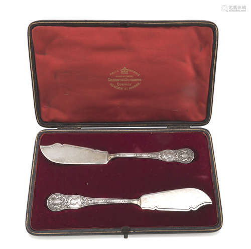 A PAIR OF FISH KNIVES IN SILVER, PUNCH LONDON 1892 with chiseled handles and royal effigy with