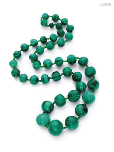 NECKLACE in malachite, with scaled sphere elements. Length cm. 76. Light defects. COLLANA in